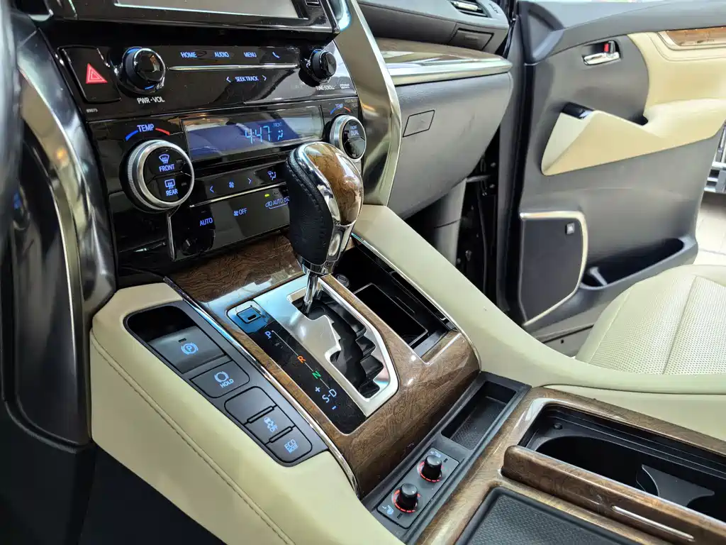 Toyota Alphard 2017 — фото 9