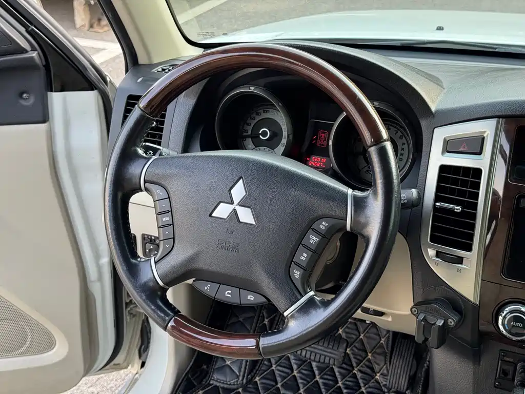 Mitsubishi Pajero 2018 — фото 11