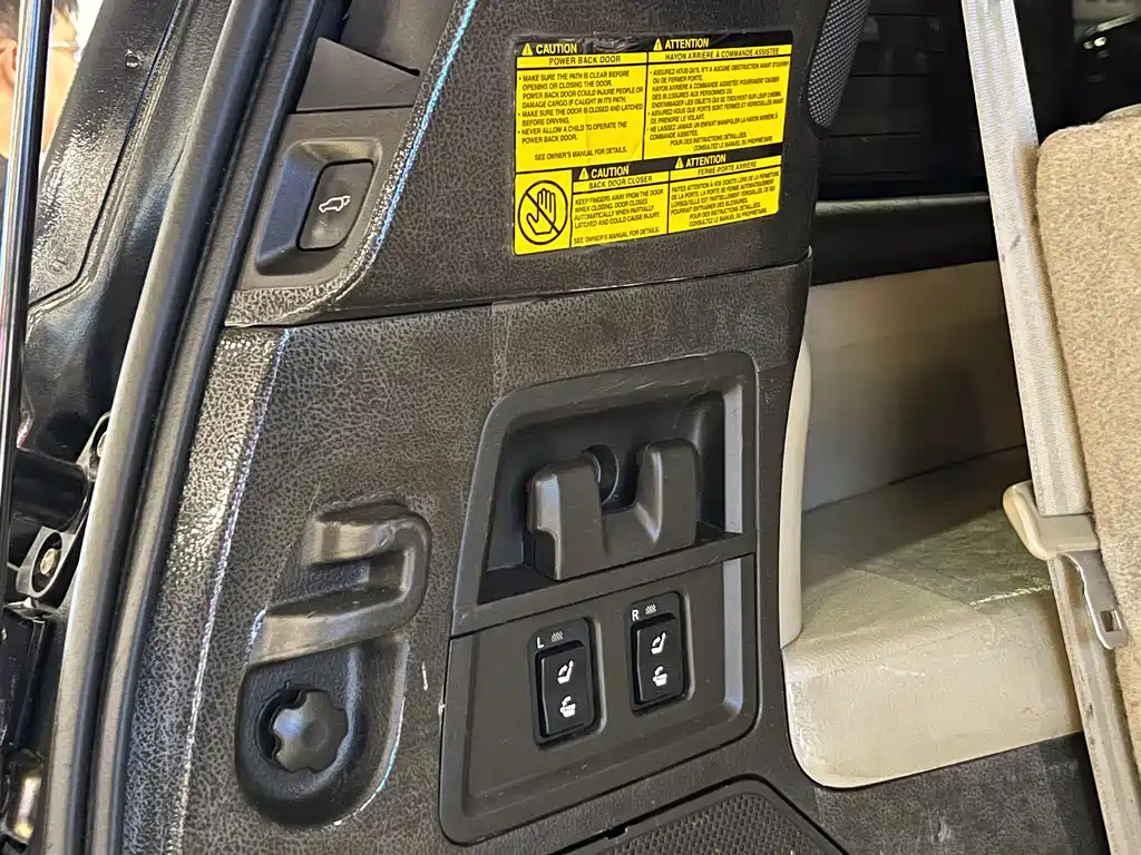 Toyota Sequoia 2011 — фото 24