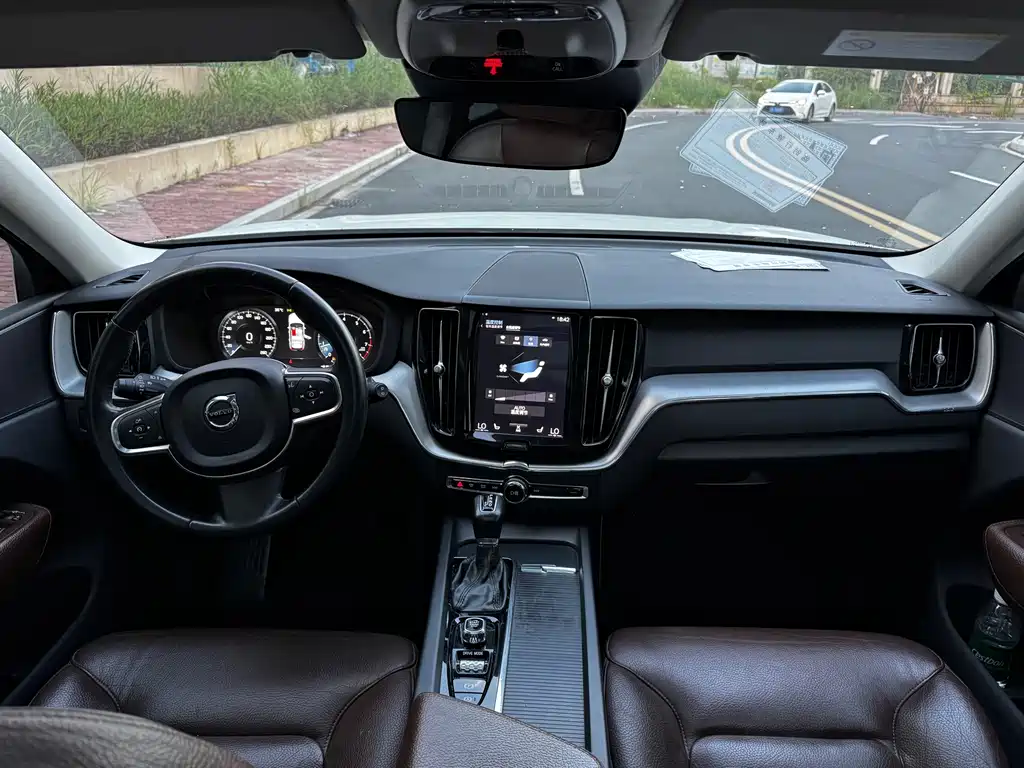 Volvo XC60 2019 — фото 14
