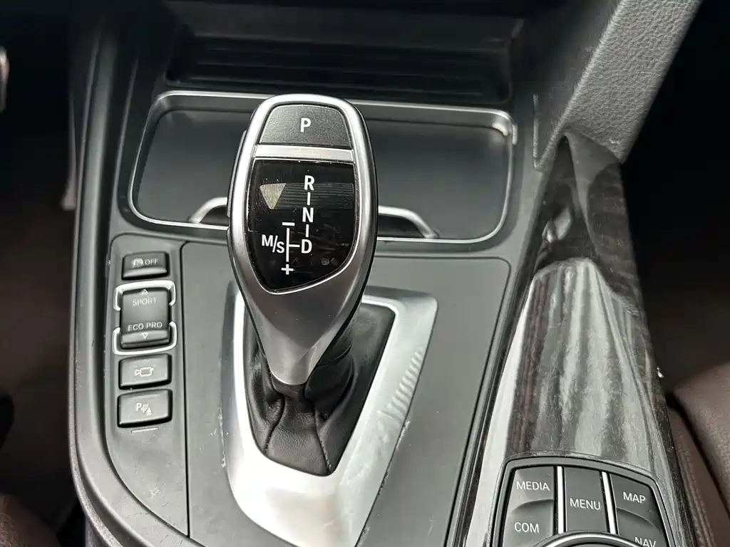 BMW 3 Series 2018 — фото 18