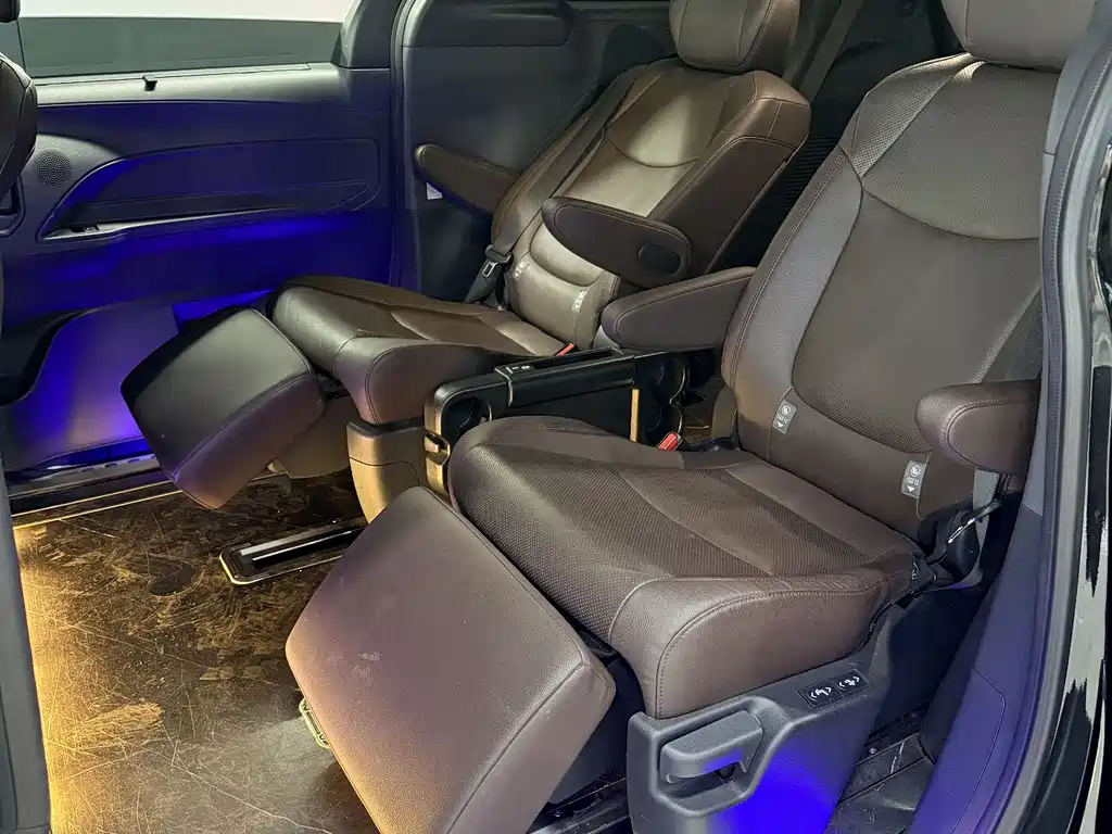 Toyota Granvia 2023 — фото 10