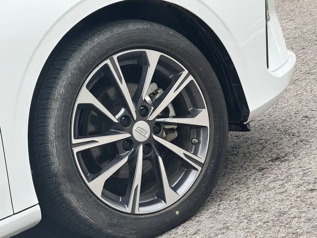 Geely Emgrand 2024