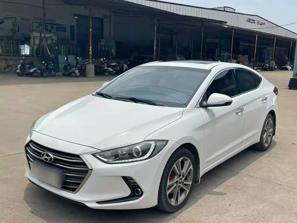 Hyundai Elantra 2018 — фото 1