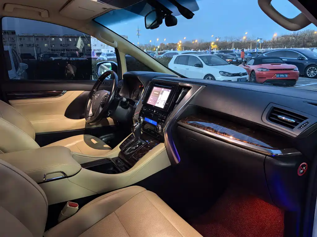 Toyota Alphard 2018 — фото 10