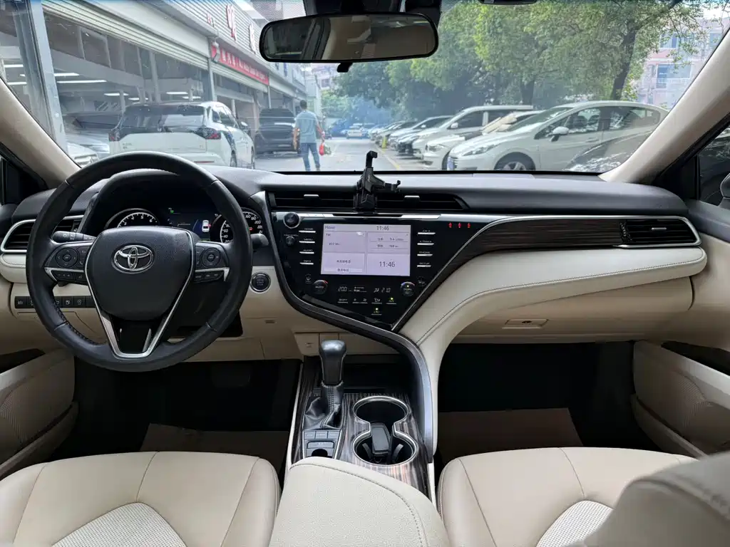 Toyota Camry 2018 — фото 10