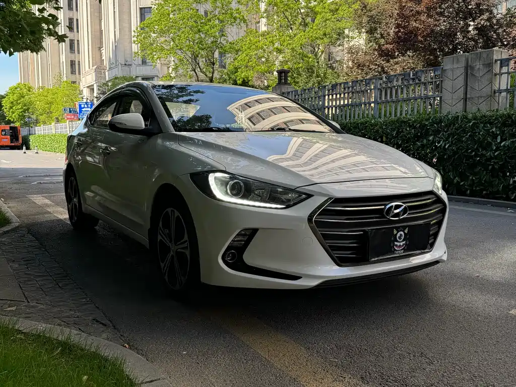 Hyundai Elantra 2018 — фото 3