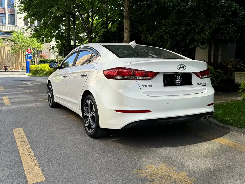 Hyundai Elantra 2018 — фото 14