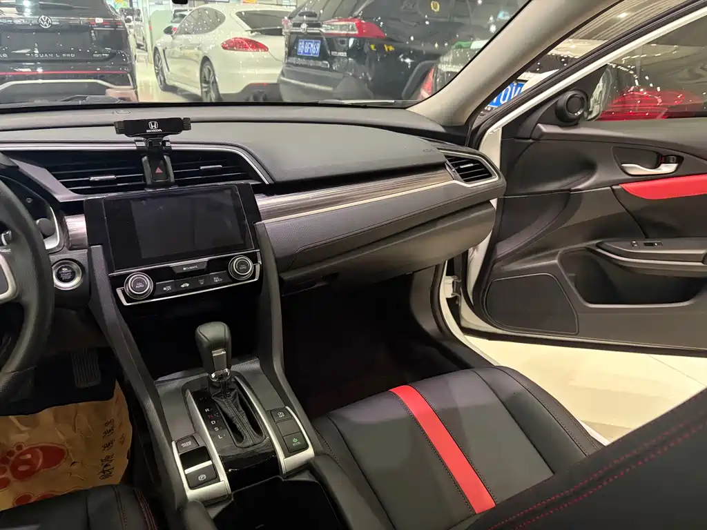 Honda Civic 2019 — фото 12