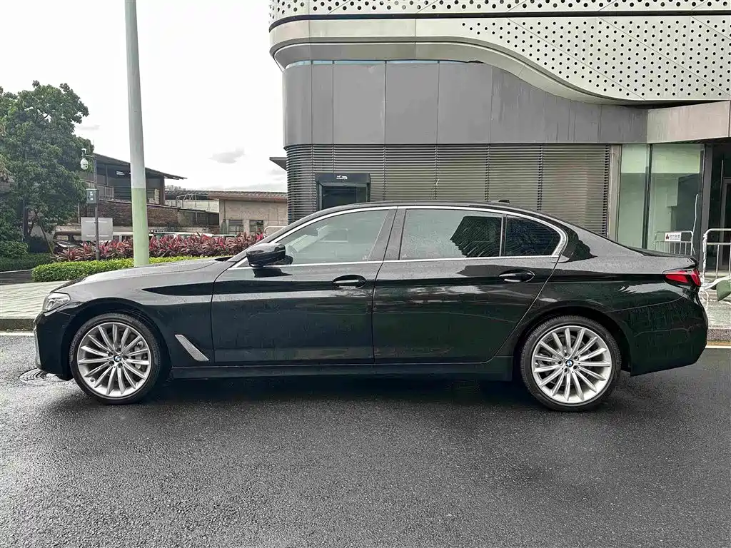 BMW 5 Series 2021 — фото 10