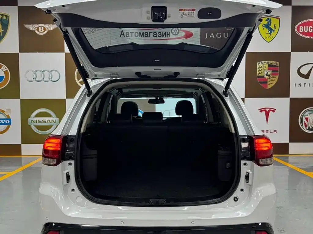Mitsubishi Outlander 2022 — фото 18