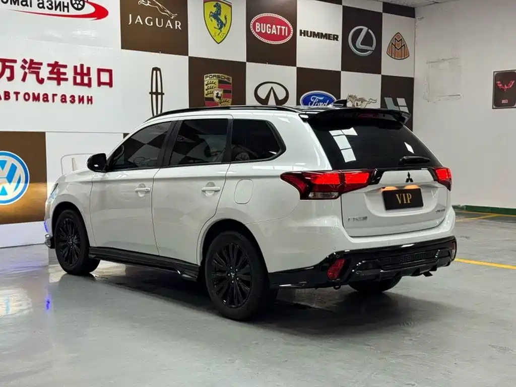 Mitsubishi Outlander 2022 — фото 4
