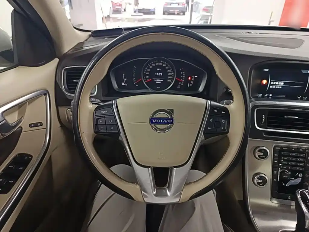Volvo S60 2014 — фото 11