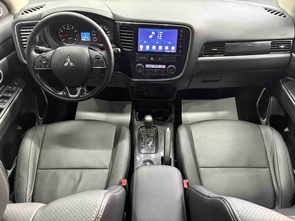 Mitsubishi Outlander 2017 — фото 12