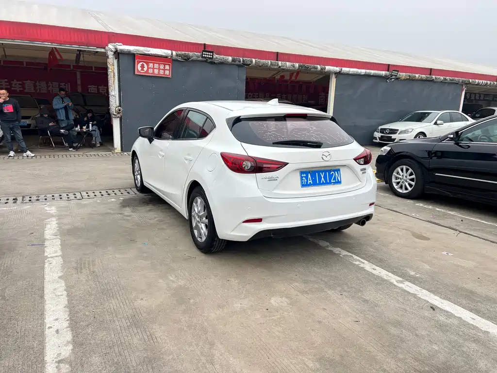 Mazda 3 Axela 2018 — фото 17