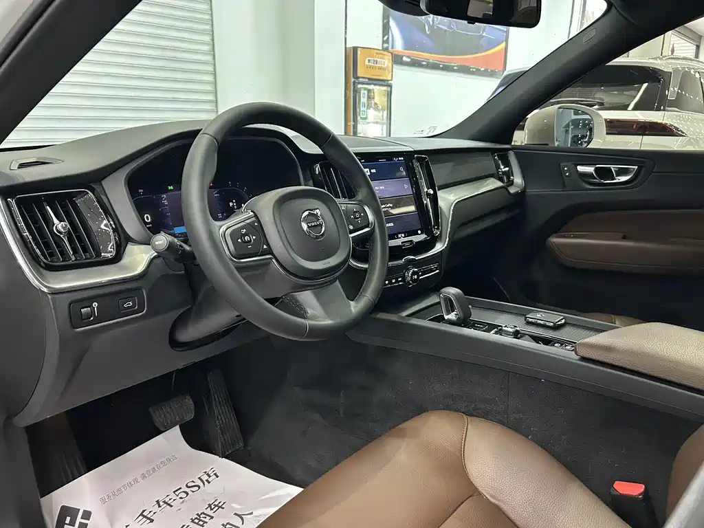 Volvo XC60 2021 — фото 12