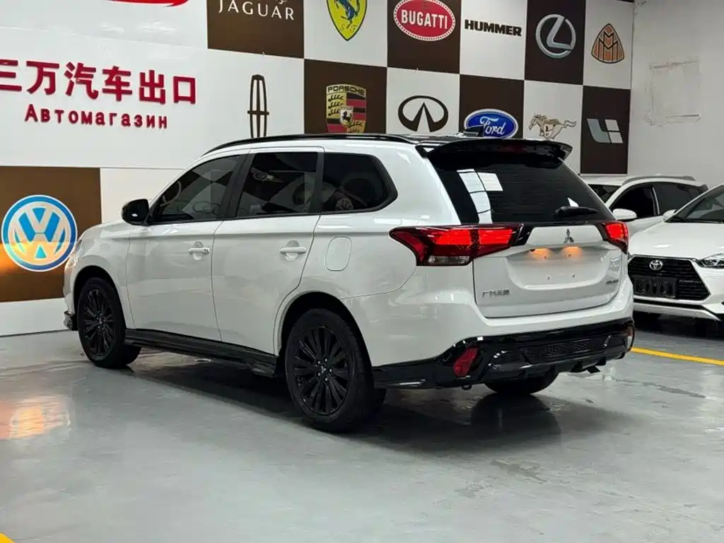 Mitsubishi Outlander 2022 — фото 4