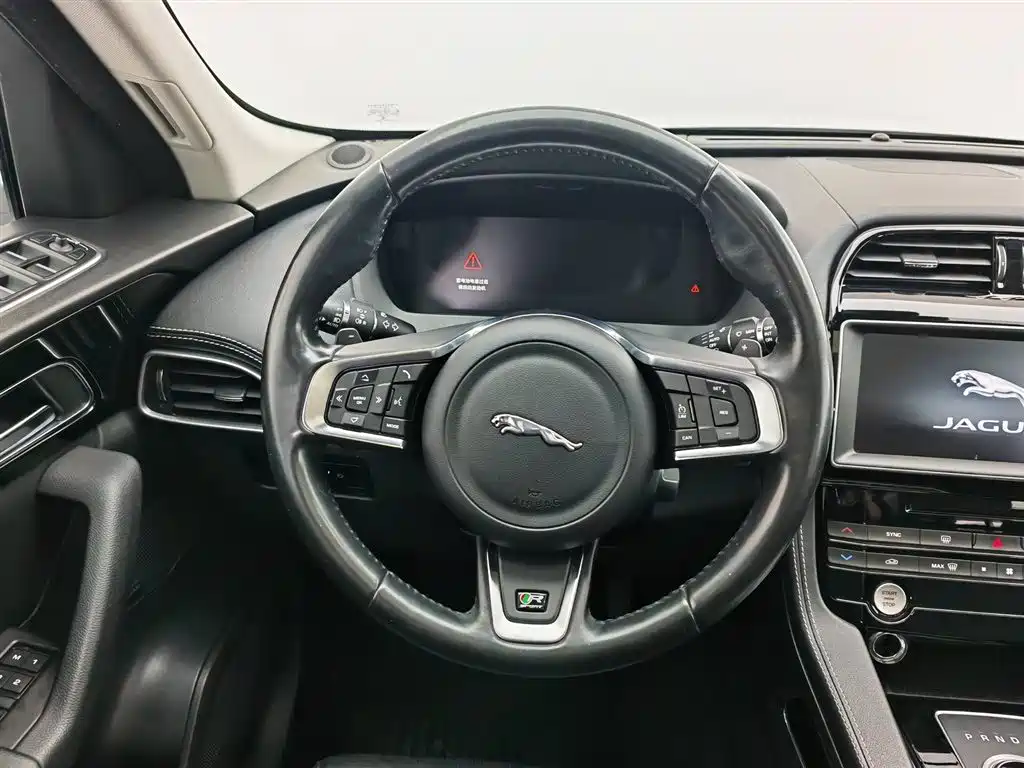 Jaguar F-PACE 2016 — фото 11