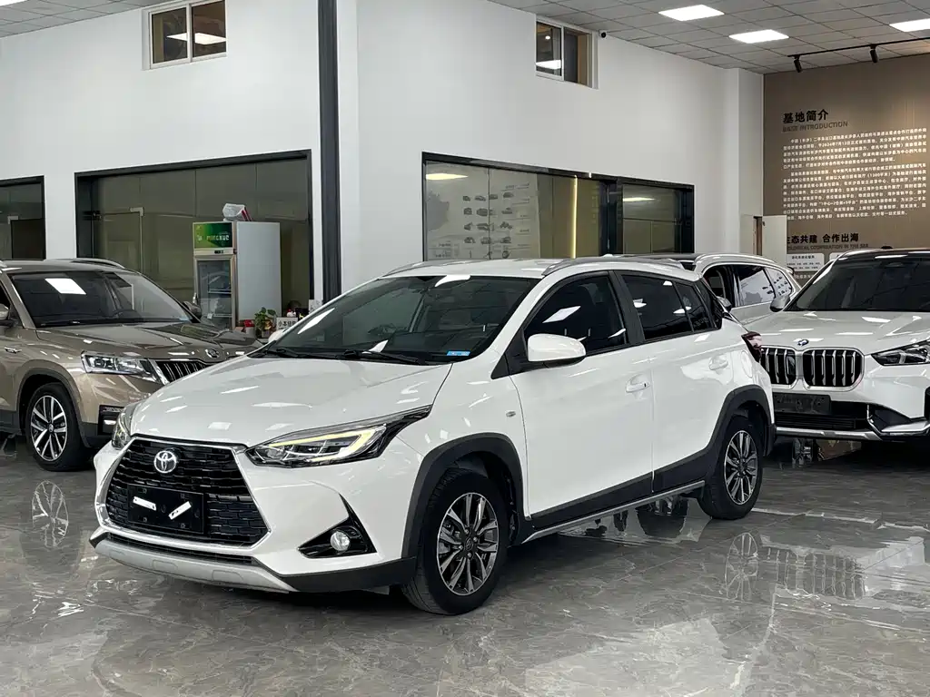 Toyota Yaris L 2022 — фото 1