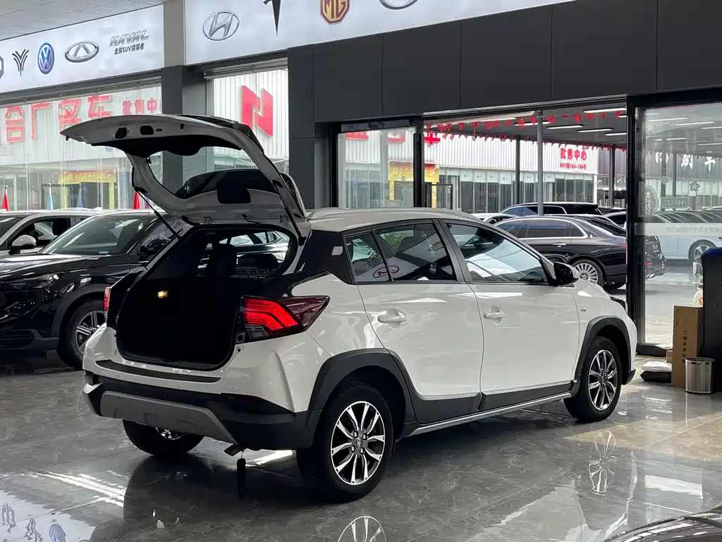 Toyota Yaris L 2022 — фото 16
