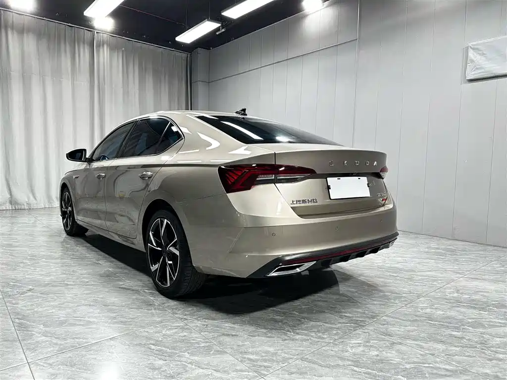 Skoda Octavia 2023 — фото 4
