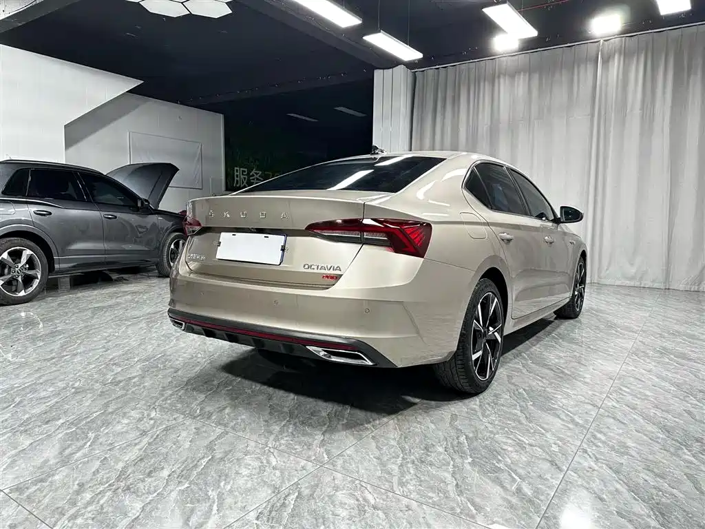 Skoda Octavia 2023 — фото 6