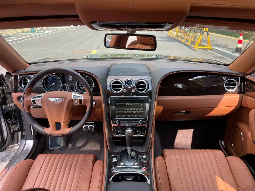 Bentley Flying Spur 2018 — фото 6