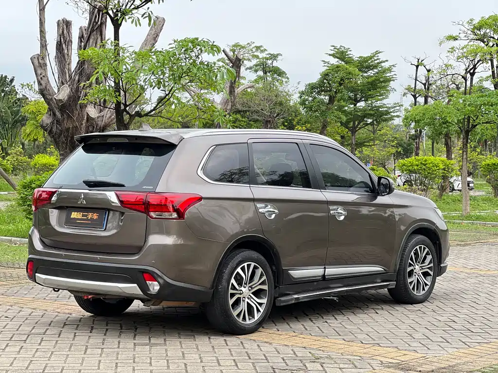 Mitsubishi Outlander 2017 — фото 5