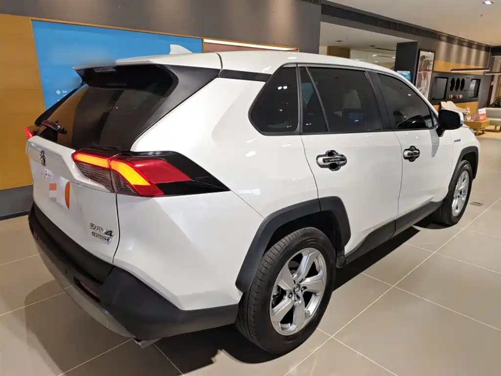 Toyota RAV4 2021 — фото 5
