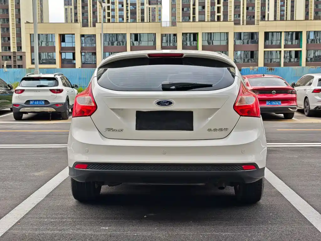 Ford Focus 2014 — фото 8