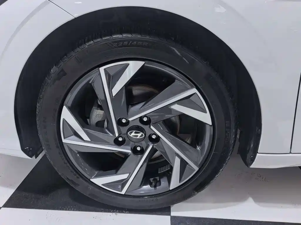 Hyundai Elantra 2023 — фото 8