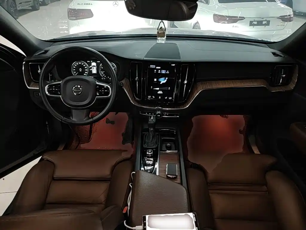 Volvo XC60 2020 — фото 10