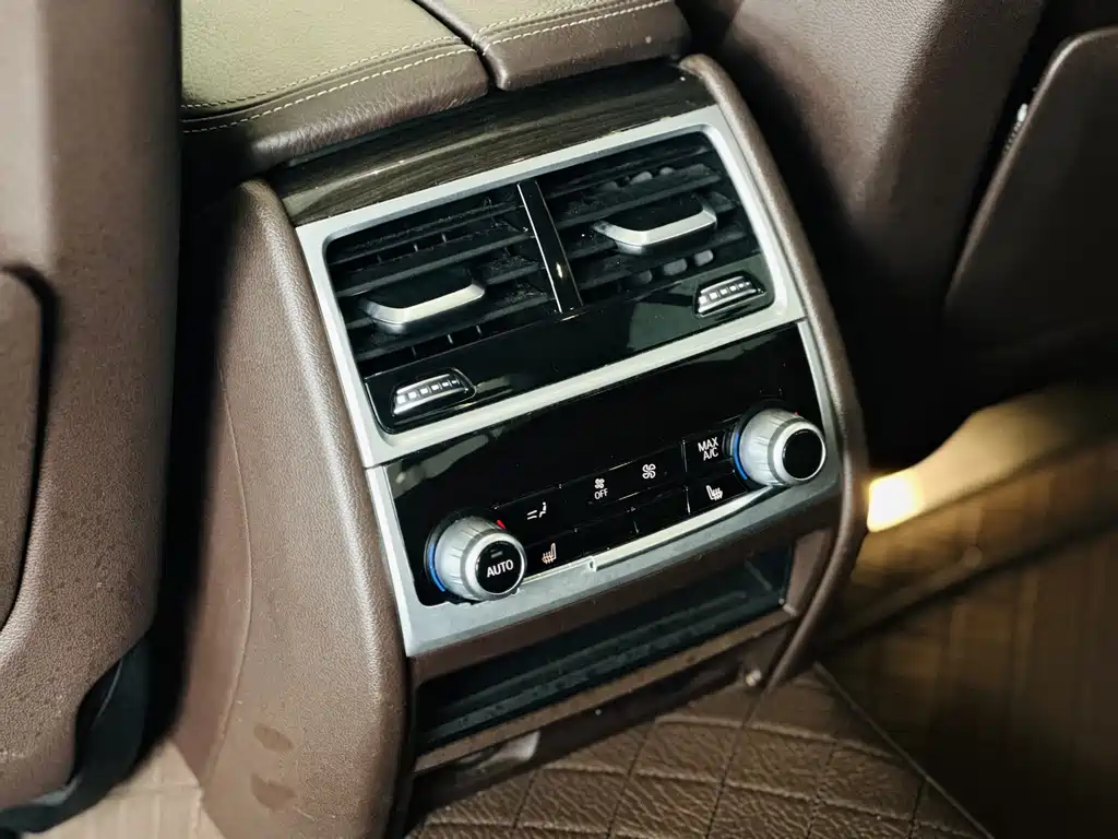 BMW 7 Series 2018 — фото 19