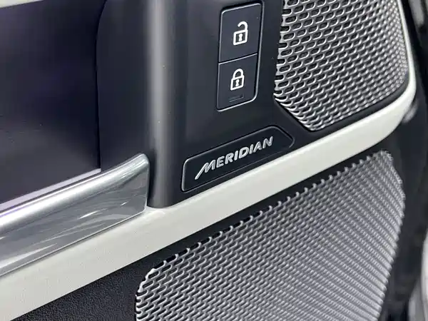 Land Rover Defender 2023