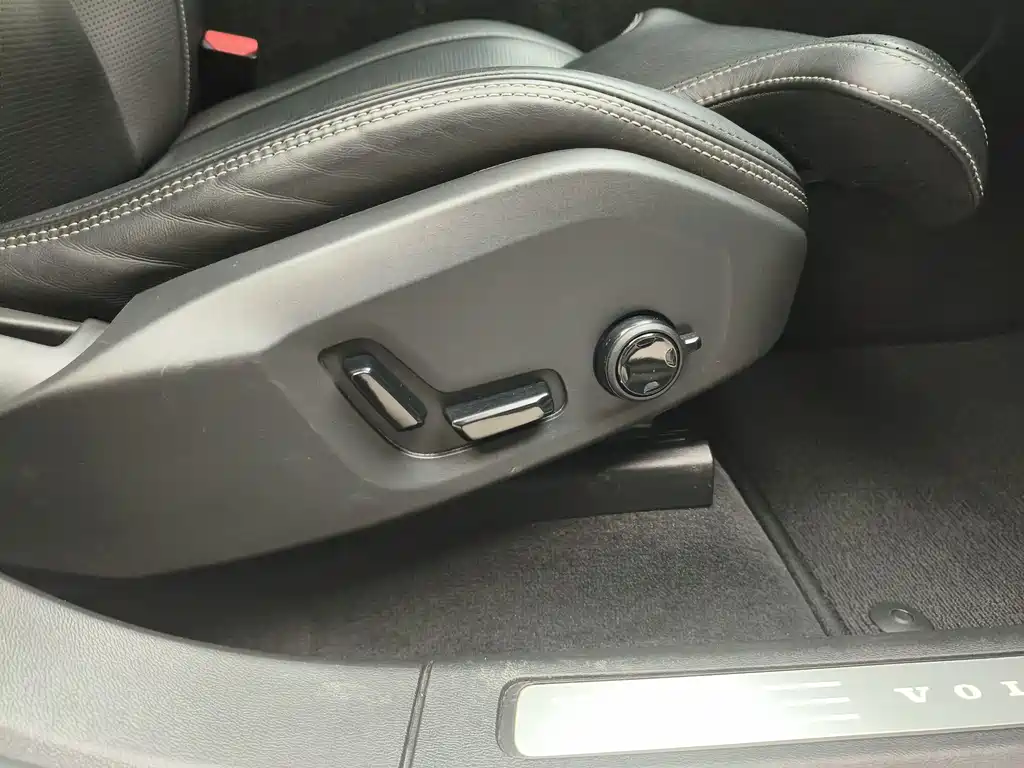 Volvo XC60 2018 — фото 16