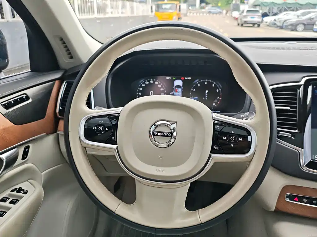 Volvo XC90 2019 — фото 12