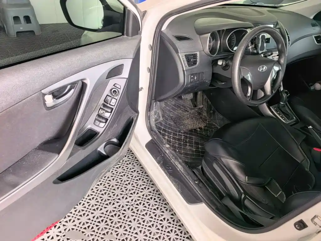 Hyundai Elantra 2015 — фото 16