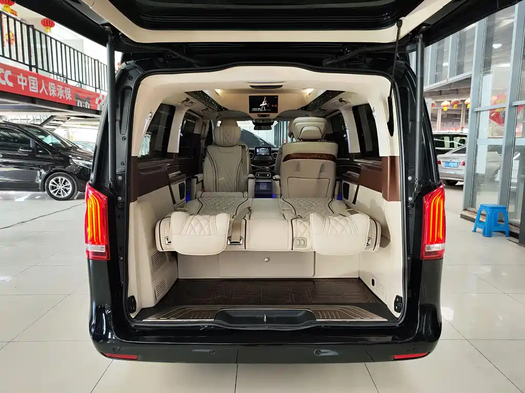 Mercedes-Benz V-Class 2020 — фото 31
