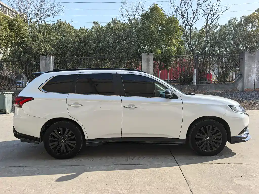 Mitsubishi Outlander 2022 — фото 5