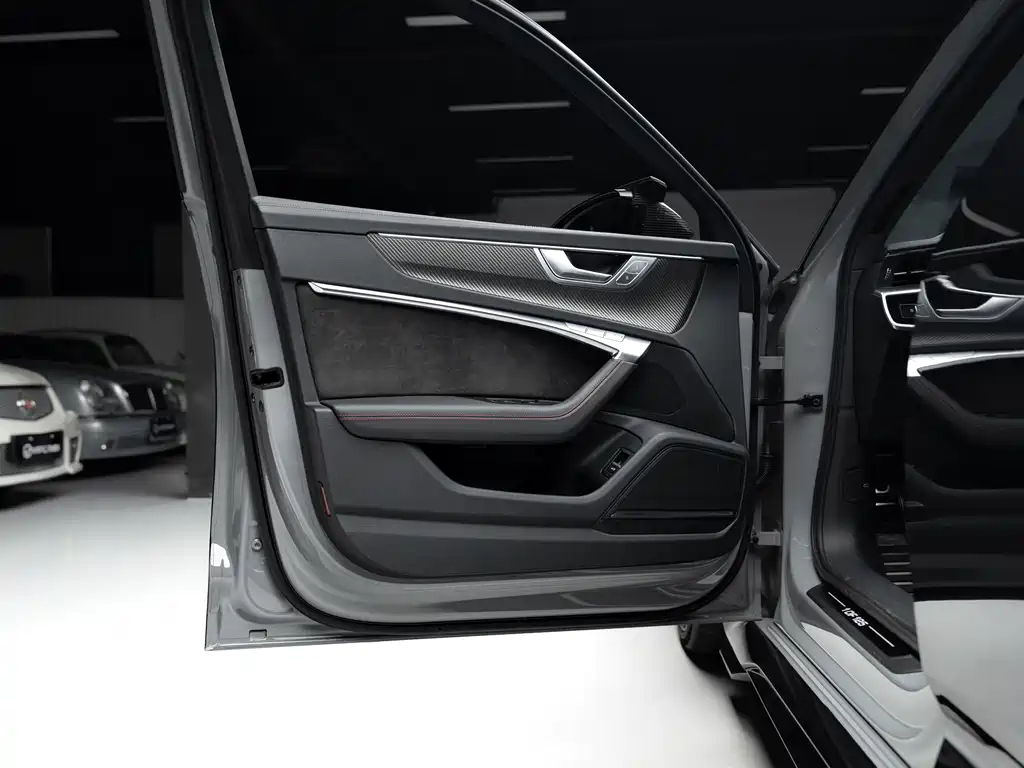Audi RS 6 2021 — фото 11