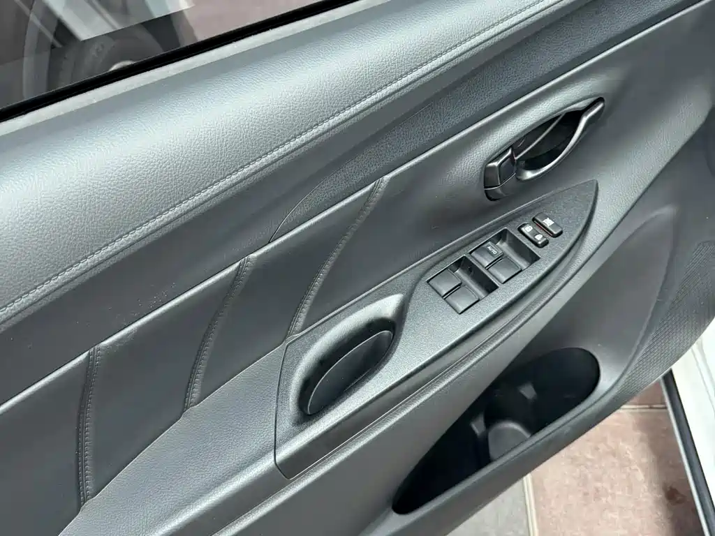 Toyota Yaris L 2022 — фото 9