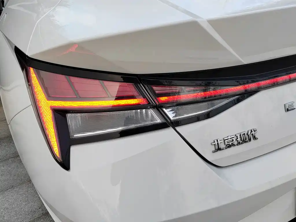 Hyundai Elantra 2023 — фото 15