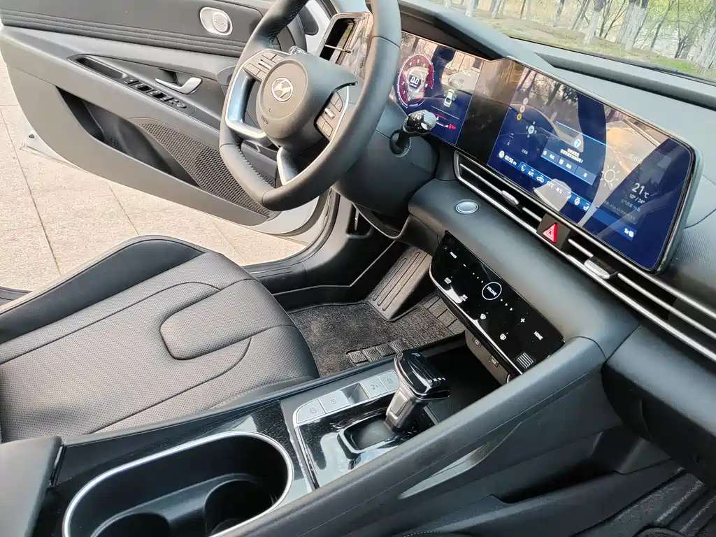 Hyundai Elantra 2023 — фото 19