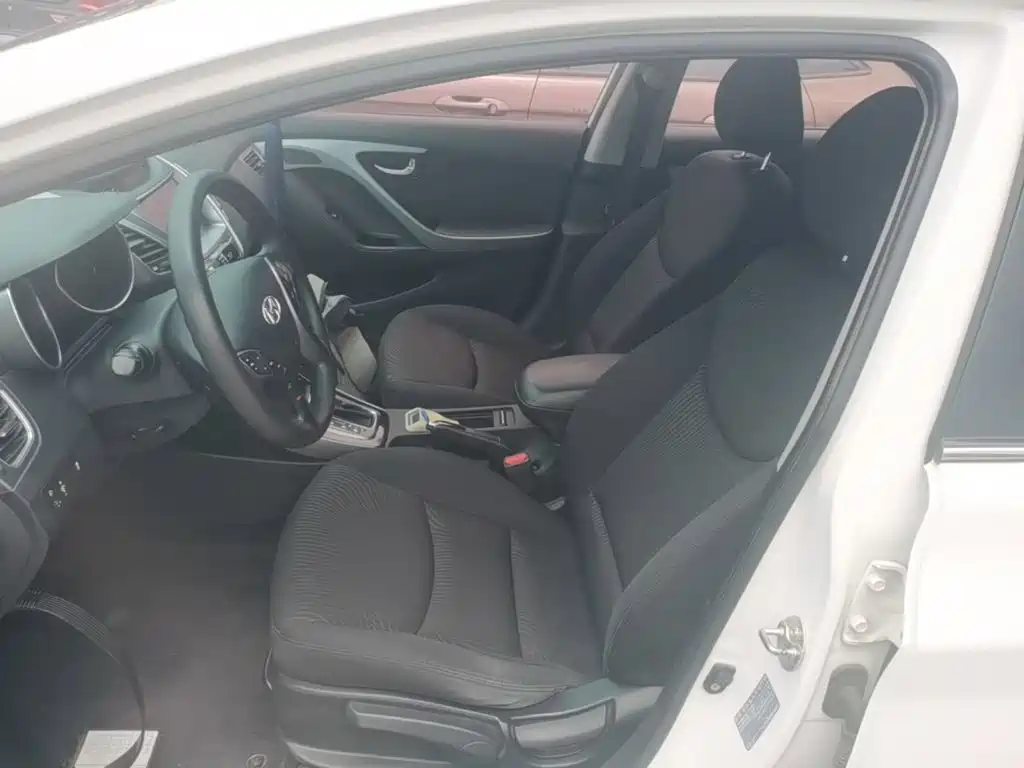 Hyundai Elantra 2016 — фото 15