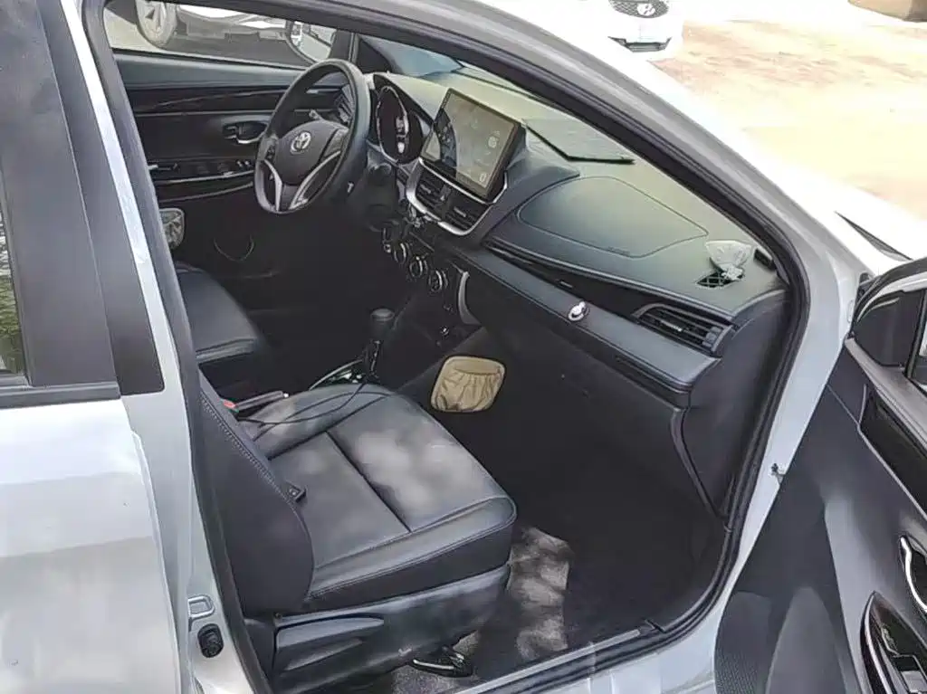 Toyota Yaris L 2023 — фото 10