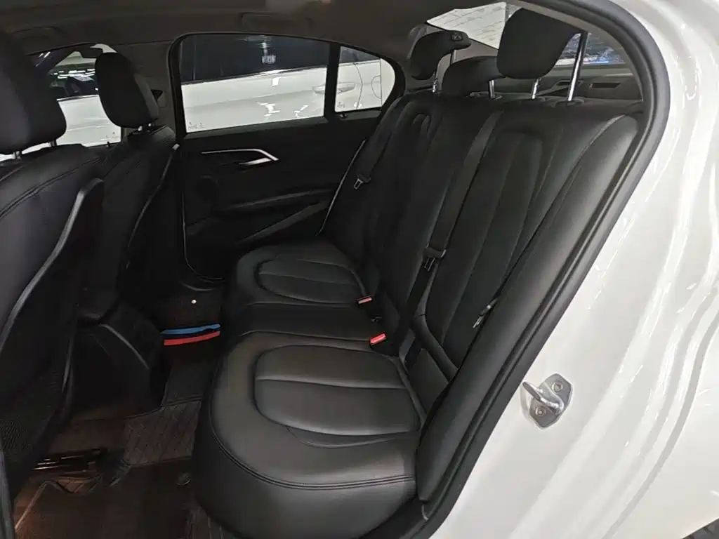 BMW 1 Series 2018 — фото 17