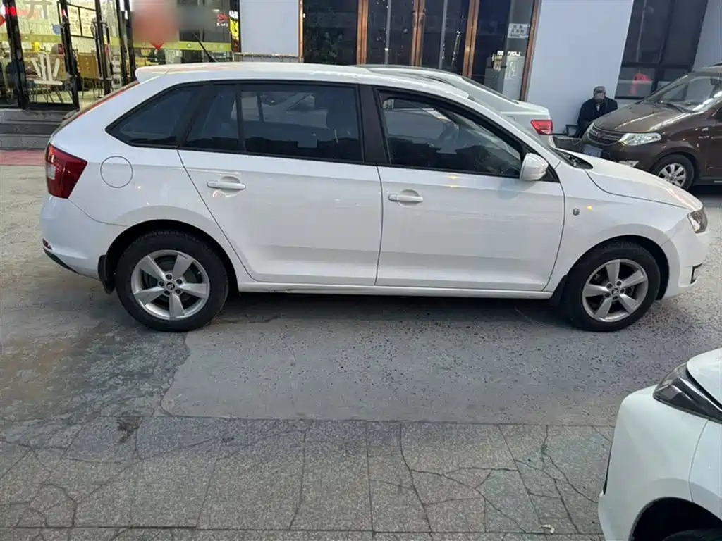 Skoda Rapid Spaceback 2015 — фото 13