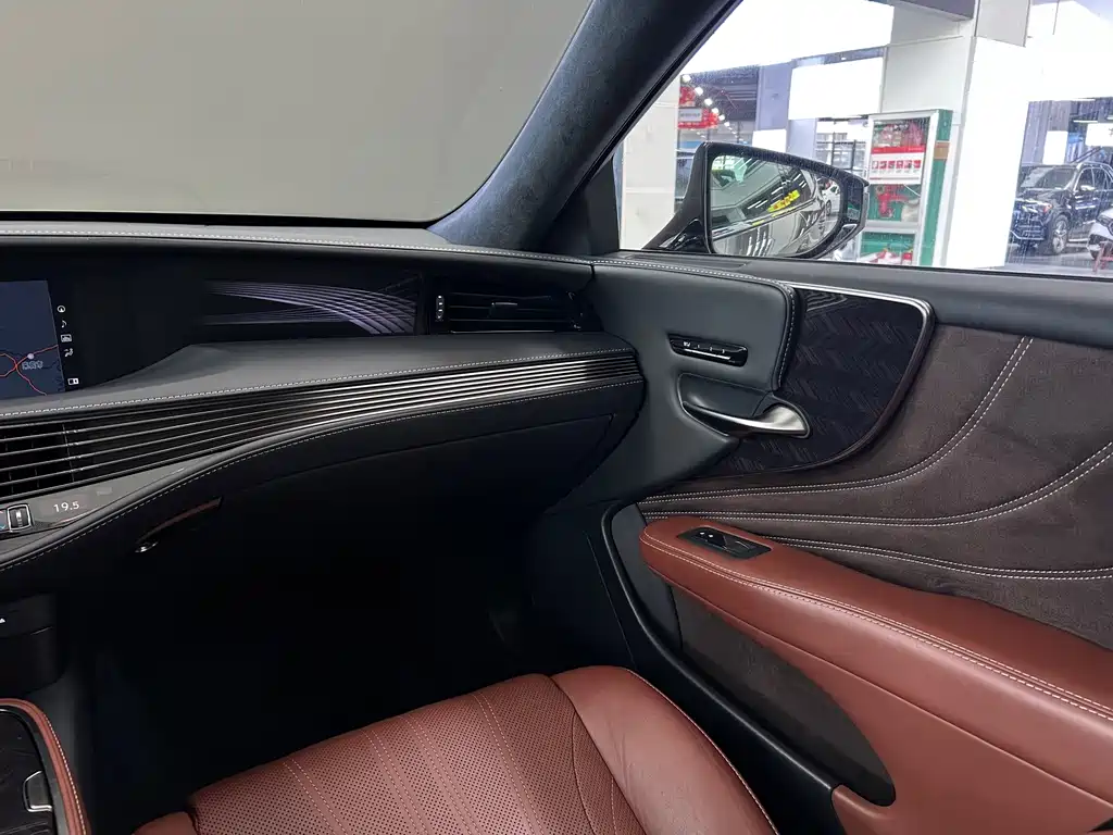 Lexus LS 2018 — фото 12
