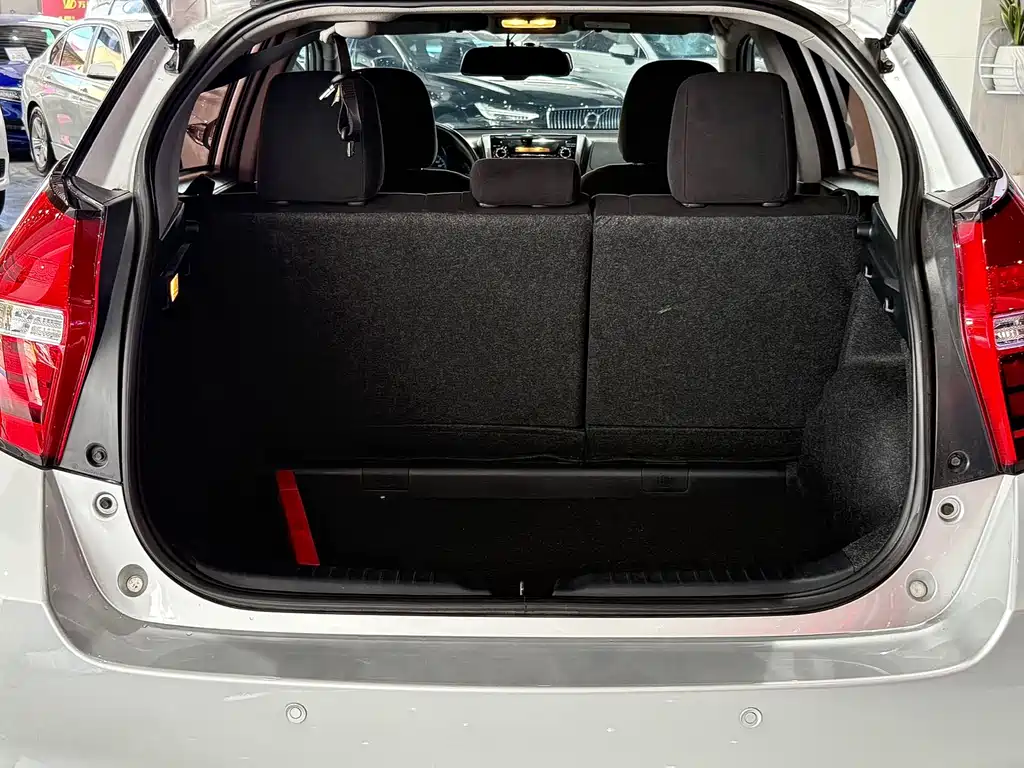 Toyota Yaris L 2017 — фото 16