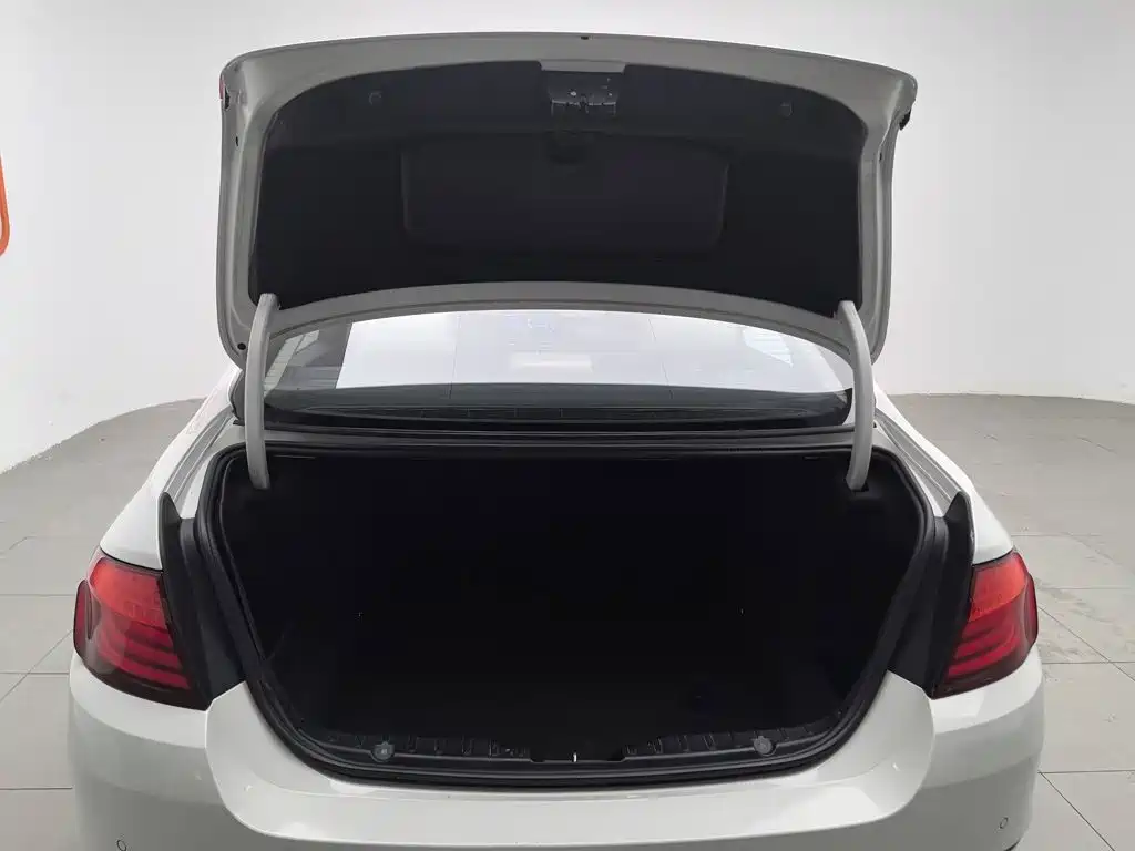 BMW 5 Series 2012 — фото 16